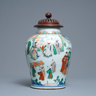 Un vase en porcelaine de Chine wucai au couvercle en bois, époque Transition