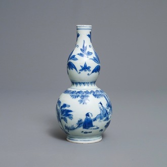 Een Chinese blauw-witte kalebasvaas met figuratief decor, Transitie periode