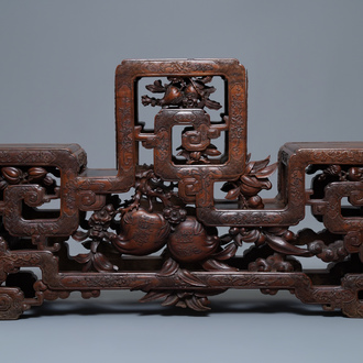 Een Chinese fijn gesculpteerde houten étagère, 19e eeuw