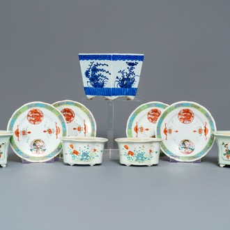 Vijf diverse Chinese jardinières en vier borden, 19/20e eeuw
