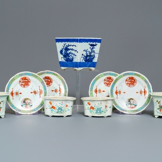 Cinq jardinières et quatre assiettes en porcelaine de Chine, 19/20ème