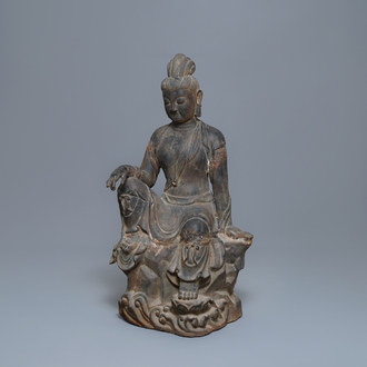 Een grote Chinese gietijzeren figuur van Guanyin met opschrift op de rug, Ming/Qing