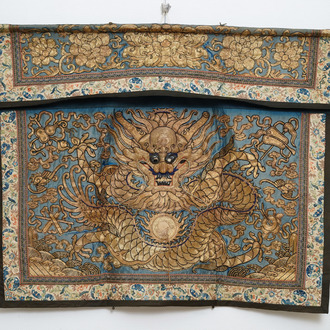 Un tapis mural en soie brodée au fil d'or à décor d'un dragon, Chine, 19ème
