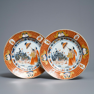 Une paire d'assiettes en porcelaine de Chine de style Imari à décor 'Dames au Parasol', Qianlong