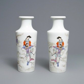 Une paire de vases de forme rouleau en porcelaine de Chine famille rose, 20ème