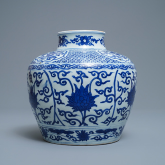 Een Chinese blauw-witte vaas met lotusslingers, gedateerd 1587, Wanli merk en periode