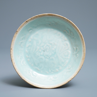 Une coupe en porcelaine de Chine qingbai à décor de deux poissons, Song