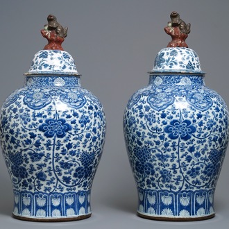 Een paar Chinese blauw-witte vazen met aardewerken deksels, Kangxi