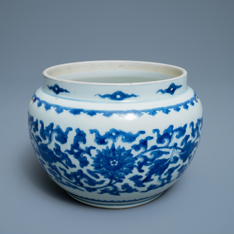 Un bol en porcelaine de Chine en bleu et blanc à décor de rinceaux de lotus, Kangxi