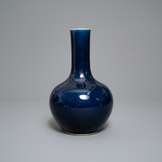 Een monochrome Chinese 'sacrificial blue' flesvormige vaas, Qianlong merk en periode