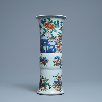 Un vase de forme gu en porcelaine de Chine wucai, Shunzhi