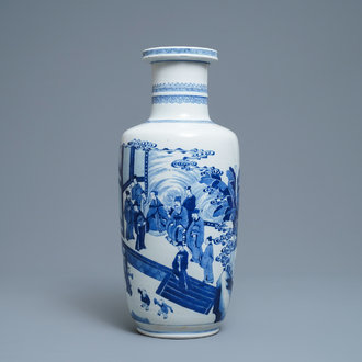 Een Chinese blauw-witte rouleau vaas met een hofscène, Kangxi