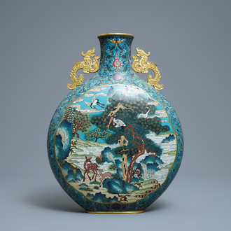 Een Chinese cloisonné 'moonflask' vaas met herten en kraanvogels, Qianlong merk, 19e eeuw