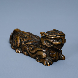Een Chinees bronzen scrollgewicht in de vorm van een mythisch dier, Ming