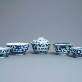 Cinq bols en porcelaine de Chine en bleu et blanc, Kangxi/Yongzheng