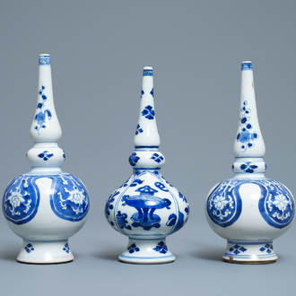 Trois aspersoirs en porcelaine de Chine en bleu et blanc pour le marché islamique, Kangxi