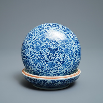 Une boîte couverte en porcelaine de Chine en bleu et blanc, marque de Kangxi, 19ème