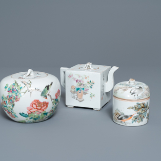 A Chinese qianjiang cai teapot and two covered bowls, 19/20th C.