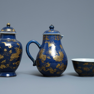 Une théière, un cremier et un bol en porcelaine de Chine bleu poudré à décor doré, Yongzheng