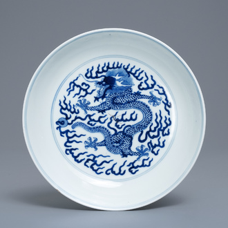 Une assiette en porcelaine de Chine en bleu et blanc à décor d'un dragon, marque et époque de Guangxu