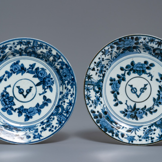 Une paire d'assiettes monogrammées 'VOC' en porcelaine Arita en bleu et blanc, Japon, Edo, 17ème
