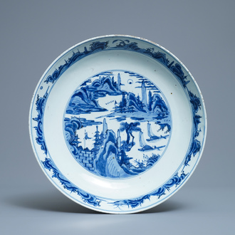 Un plat en porcelaine de Chine en bleu et blanc à décor d'un paysage fluviale, Jiajing