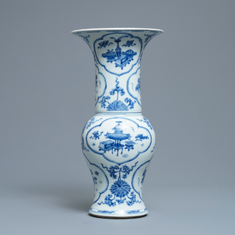 Een Chinese blauw-witte yenyen vaas met kostbaarheden en bloemen, Kangxi