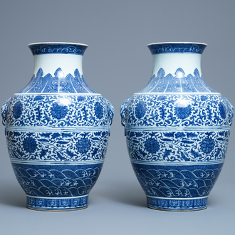 Une paire de vases de forme hu en porcelaine de Chine en bleu et blanc, marque de Qianlong, 19ème
