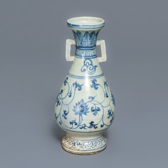 Un vase en porcelaine de Chine en bleu et blanc à décor de rinceaux de lotus, Yuan