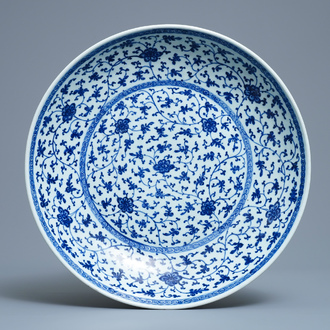 Een Chinese blauw-witte Ming-stijl schotel met florale slingers, Qianlong