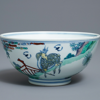 Un bol en porcelaine de Chine doucai à décor d'un singe et d'un cerf, marque de Chenghua, Kangxi