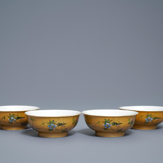 Quatre bols en porcelaine de Chine famille rose à fond café-au-lait, marque et époque de Daoguang