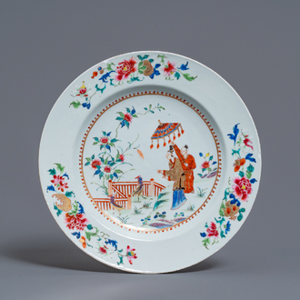 Un plat en porcelaine de Chine famille rose à décor 'Dames au Parasol', Qianlong