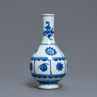 Un vase de forme bouteille en porcelaine de Chine en bleu et blanc, Kangxi