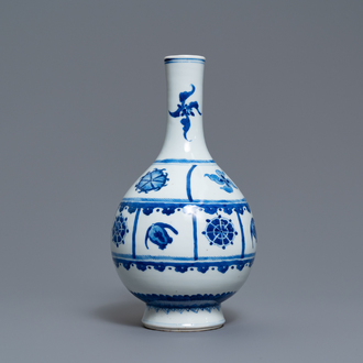 Un vase de forme bouteille en porcelaine de Chine en bleu et blanc, Kangxi