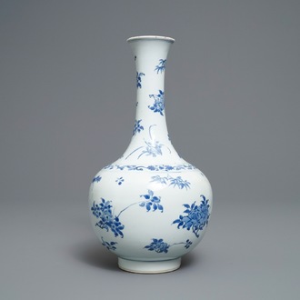 Een Chinese blauw-witte flesvormige vaas met floraal decor, Transitie periode