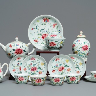 Een Chinees famille rose 15-delig theeservies met floraal decor, Qianlong