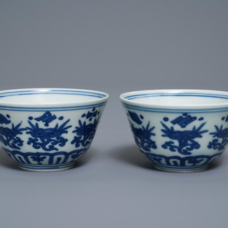 Een paar Chinese blauw-witte kommen met lingzhi, Jiajing merk, 19/20e eeuw