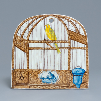 Une plaque en faïence de Delft polychrome à décor trompe l'oeil d'un cage à oiseaux, 18ème