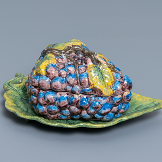 Une terrine couverte en forme d'une grappe de raisins en faïence polychrome de Delft, 18ème