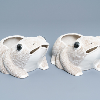A pair of Chinese biscuit frog-shaped jardinières, 19th C.