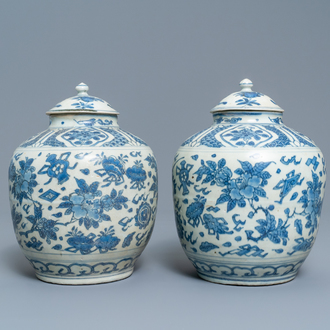 A pair of Chinese blue and white vases and covers with floral design, Hatcher cargo shipwreck, Transitional period