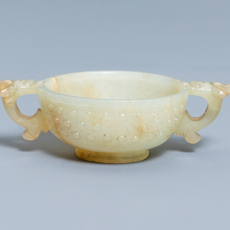 Un bol à deux anses en jade céladon pâle et rouille, Chine, prob. Ming