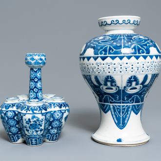 Deux vases en porcelaine de Chine en bleu et blanc, 19ème