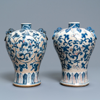 Een paar Chinese blauw-witte en koperrode Nanking craquelé meiping vazen, 19e eeuw