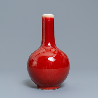 Een Chinese monochrome langyao flesvormige vaas, 18/19e eeuw