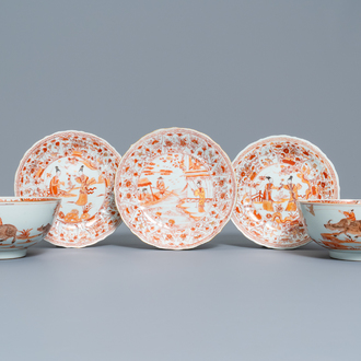 Trois assiettes et deux bols en porcelaine de Chine en rouge de fer et doré, Kangxi/Yongzheng