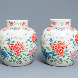Une paire de pots couverts en porcelaine de Chine famille rose à décor floral, Yongzheng