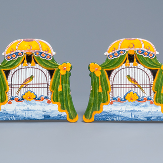 Une paire de plaques en faïence de Delft polychrome à décor trompe l'oeil de cages à oiseaux, 19ème