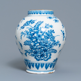 Een blauw-witte Delftse pot met chinoiserie decor, Londen of Frankfurt, eind 17e eeuw
